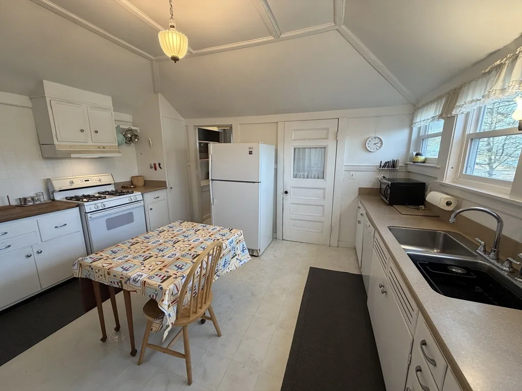 3 bed, 2 bath apartment for rent at 630 Washington St Unit SUMMER, Gloucester — photo 17 of 26