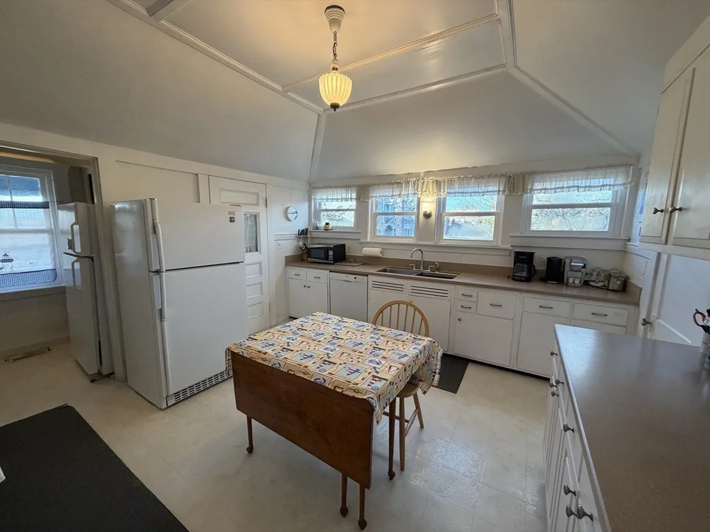 3 bed, 2 bath apartment for rent at 630 Washington St Unit SUMMER, Gloucester — photo 14 of 26
