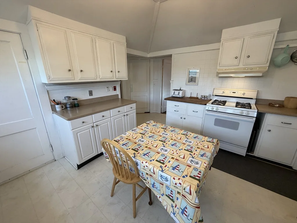 2 bed, 1 bath apartment for rent at 630 Washington St Unit WINTER, Gloucester — photo 16 of 28