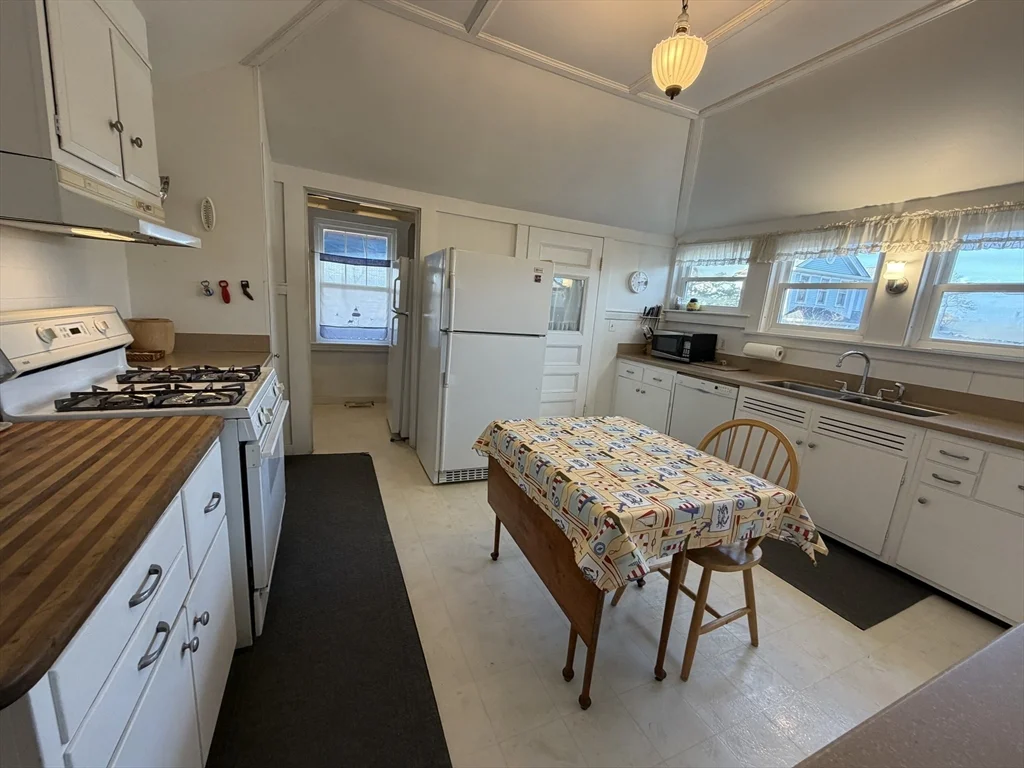 2 bed, 1 bath apartment for rent at 630 Washington St Unit WINTER, Gloucester — photo 13 of 28