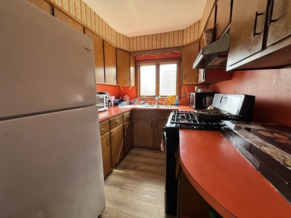 4 bed, 1 bath apartment for rent at 631 Walnut St Unit 3, Fall River — photo 5 of 17