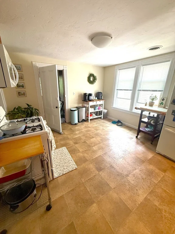 3 bed, 1 bath apartment for rent at 632 East 7th Unit 2, South Boston — photo 3 of 8