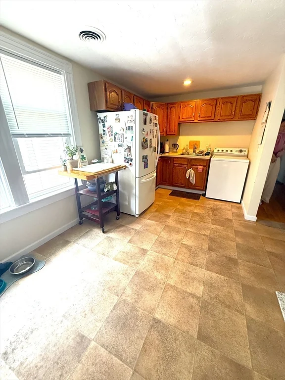 3 bed, 1 bath apartment for rent at 632 East 7th Unit 2, South Boston — photo 2 of 8