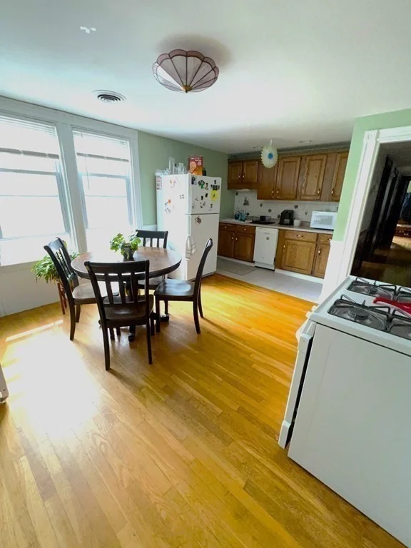 2 bed, 1 bath apartment for rent at 632 East 7th Unit 3, South Boston