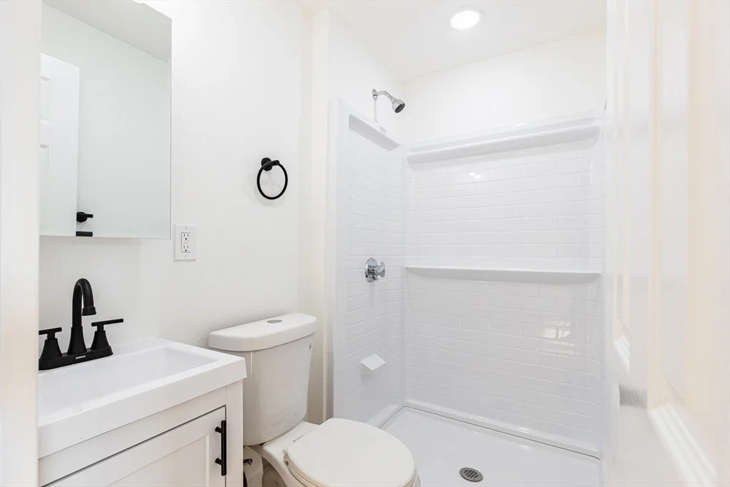 4 bed, 2 bath apartment for rent at 633 East 6th St Unit 3, South Boston — photo 12 of 15
