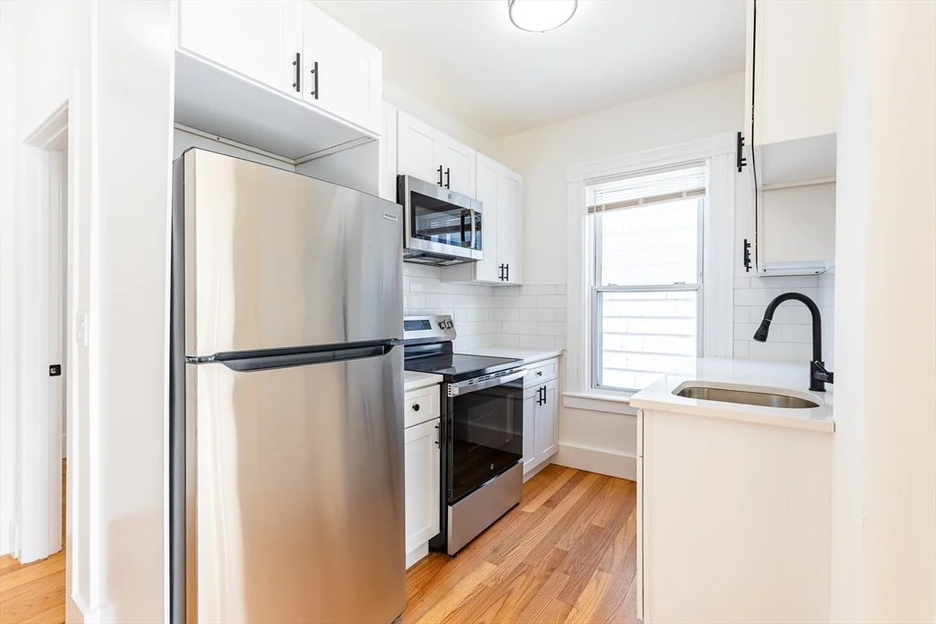 4 bed, 2 bath apartment for rent at 633 East 6th St Unit 3, South Boston