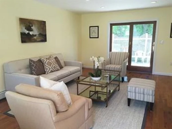 4 bed, 2 bath apartment for rent at 633 Saw Mill Brook Pkwy Unit 1, Oak Hill — photo 3 of 19