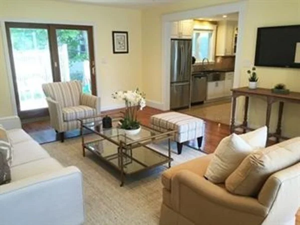 4 bed, 2 bath apartment for rent at 633 Saw Mill Brook Pkwy Unit 1, Oak Hill — photo 2 of 19