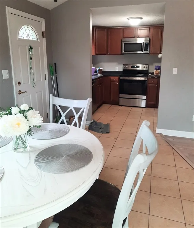 3 bed, 1 bath apartment for rent at 633 Wareham St Unit 1, Plymouth — photo 3 of 12