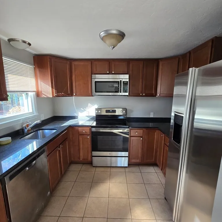 3 bed, 1 bath apartment for rent at 633 Wareham St Unit 1, Plymouth — photo 2 of 12