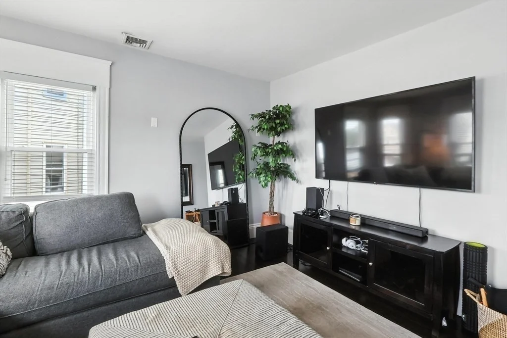 2 bed, 1 bath apartment for rent at 637 Broadway Unit 2, Everett — photo 3 of 14