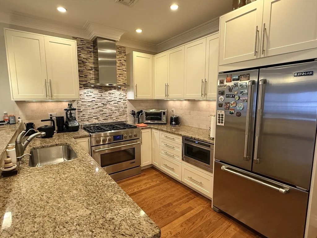 2 bed, 2 bath apartment for rent at 637 E 1st St Unit 204, South Boston — photo 5 of 37