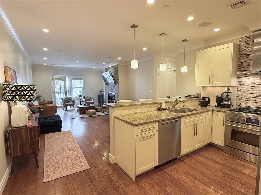 2 bed, 2 bath apartment for rent at 637 E 1st St Unit 204, South Boston — photo 2 of 37