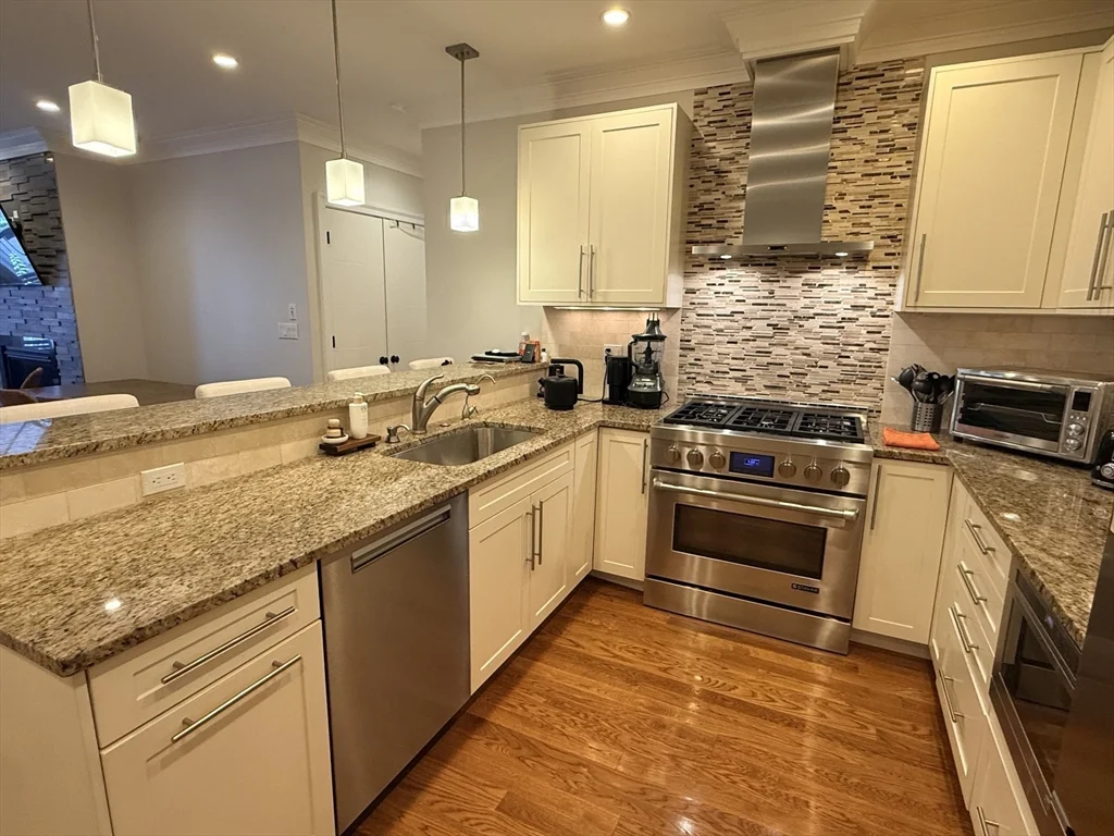 2 bed, 2 bath apartment for rent at 637 E 1st St Unit 204, South Boston — photo 4 of 37