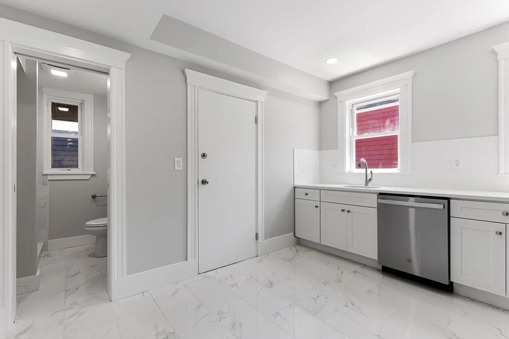 3 bed, 2 bath apartment for rent at 64 Bakersfield Unit 3, Dorchester — photo 5 of 20