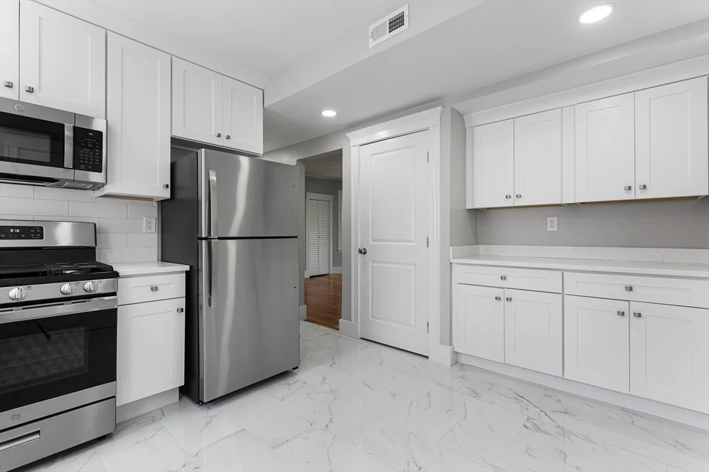 3 bed, 2 bath apartment for rent at 64 Bakersfield Unit 3, Dorchester — photo 4 of 20