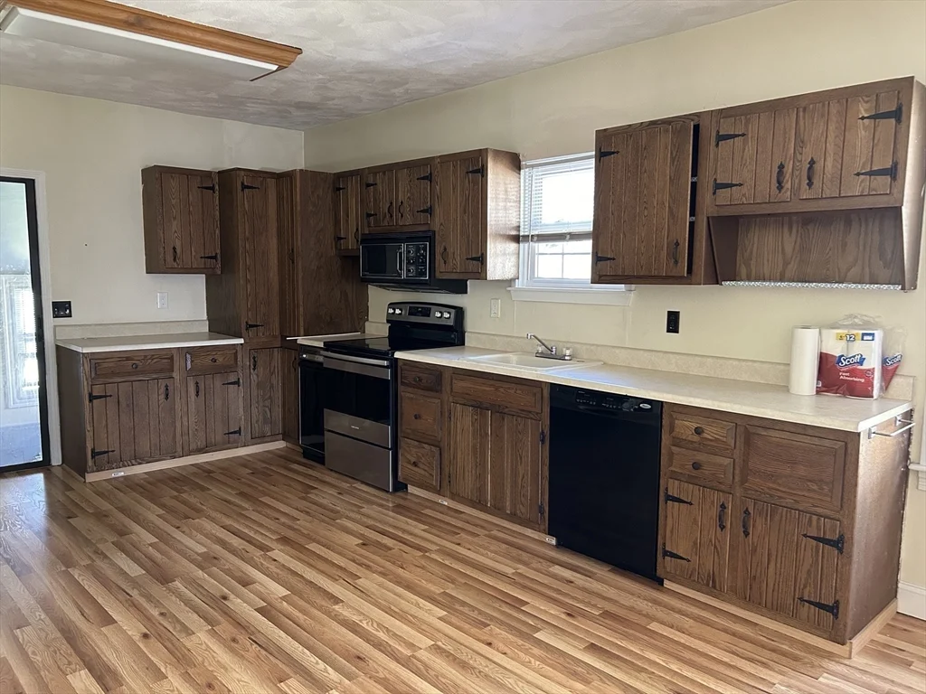 3 bed, 1 bath apartment for rent at 64 Bassett St, Pawtucket — photo 3 of 16
