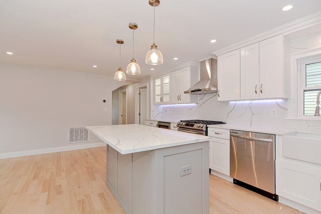 3 bed, 2 bath apartment for rent at 64 Crescent St Unit 1, Swampscott — photo 8 of 38