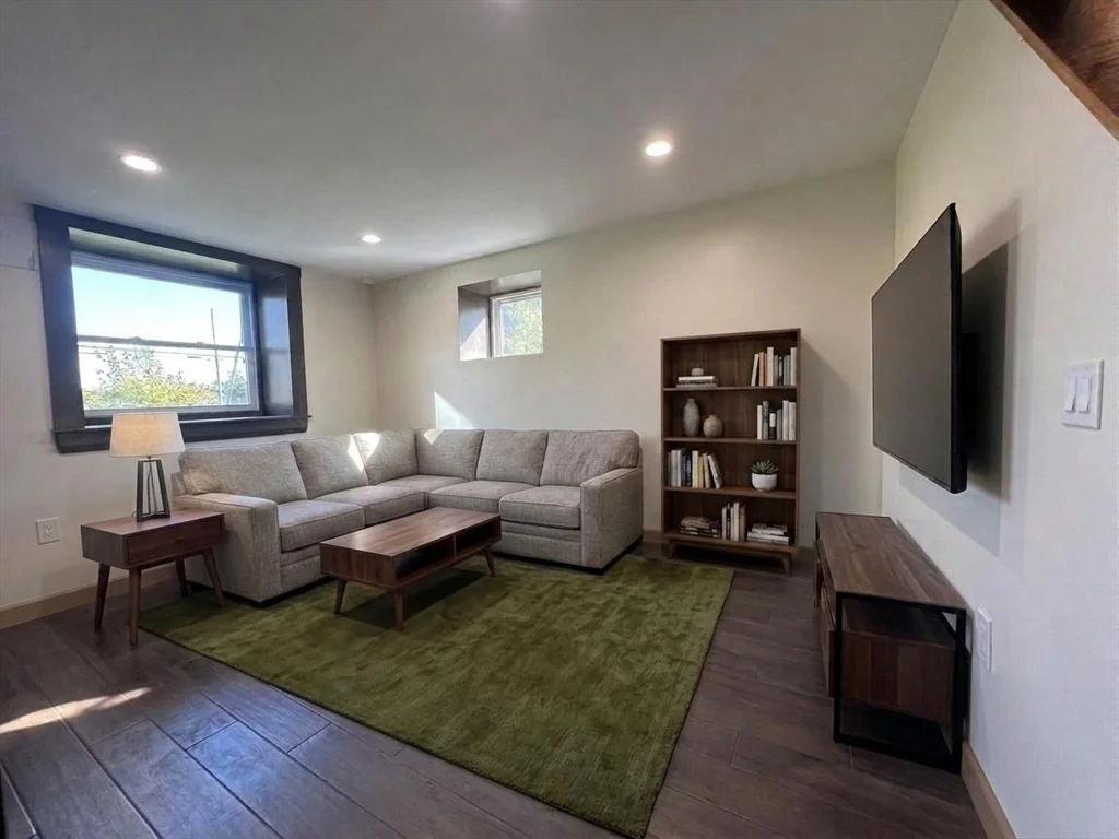 2 bed, 1 bath apartment for rent at 64 Goodenough St Unit G, Oak Square