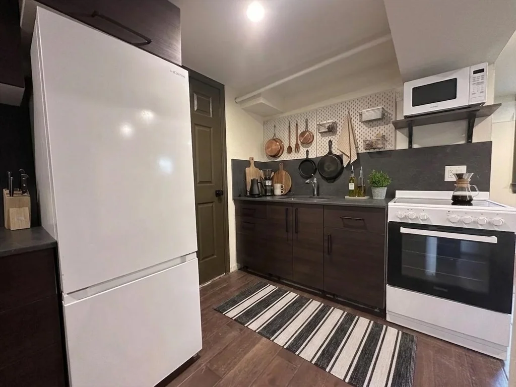 2 bed, 1 bath apartment for rent at 64 Goodenough St Unit G, Oak Square — photo 2 of 6