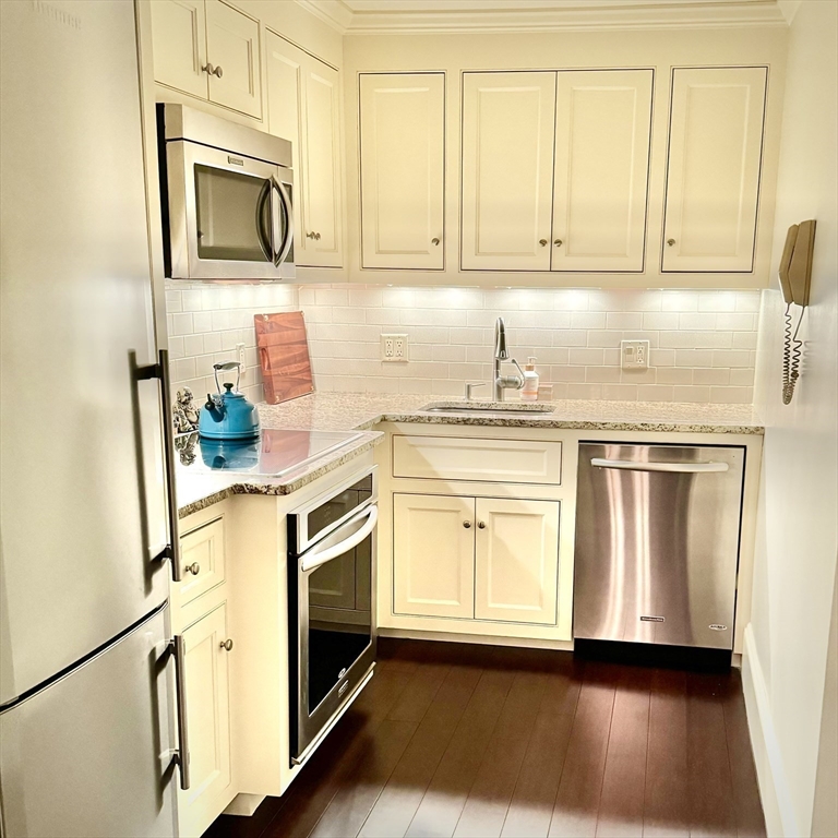 1 bed, 1 bath apartment for rent at 64 Highland Ave Unit 4, Winchester Highlands — photo 2 of 14