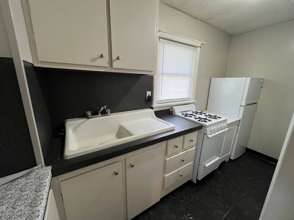 2 bed, 1 bath apartment for rent at 64 Hunter St Unit 1N, Fall River — photo 2 of 8