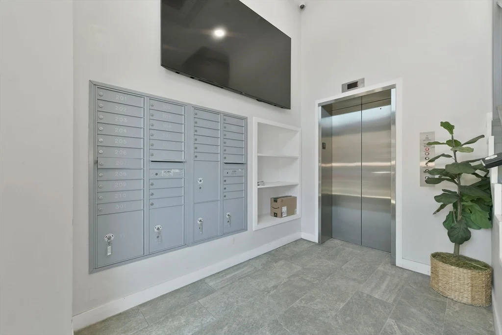 Studio bed, 1 bath apartment for rent at 64 Market St Unit 209, Lynn — photo 4 of 18