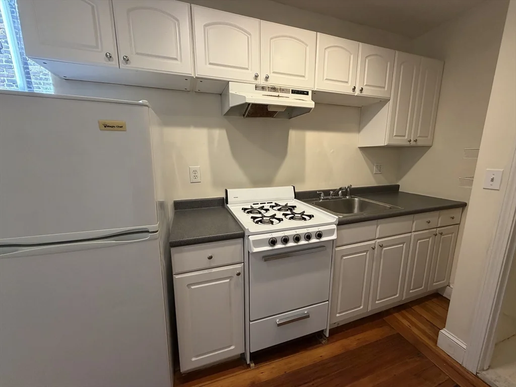 Studio bed, 1 bath apartment for rent at 64 Myrtle St Unit 11, Beacon Hill — photo 4 of 7