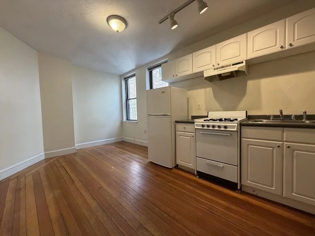 Studio bed, 1 bath apartment for rent at 64 Myrtle St Unit 11, Beacon Hill — photo 1 of 7