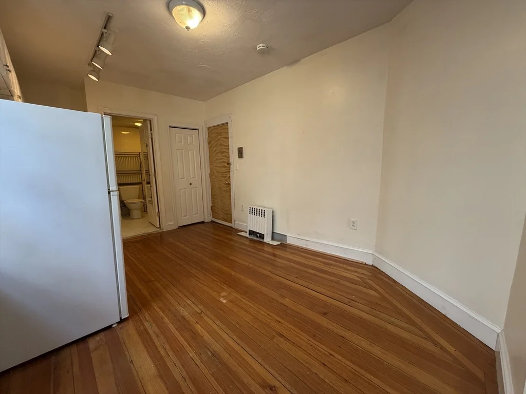 Studio bed, 1 bath apartment for rent at 64 Myrtle St Unit 11, Beacon Hill — photo 3 of 7