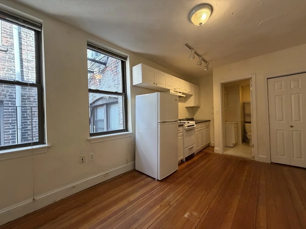 Studio bed, 1 bath apartment for rent at 64 Myrtle St Unit 11, Beacon Hill — photo 2 of 7