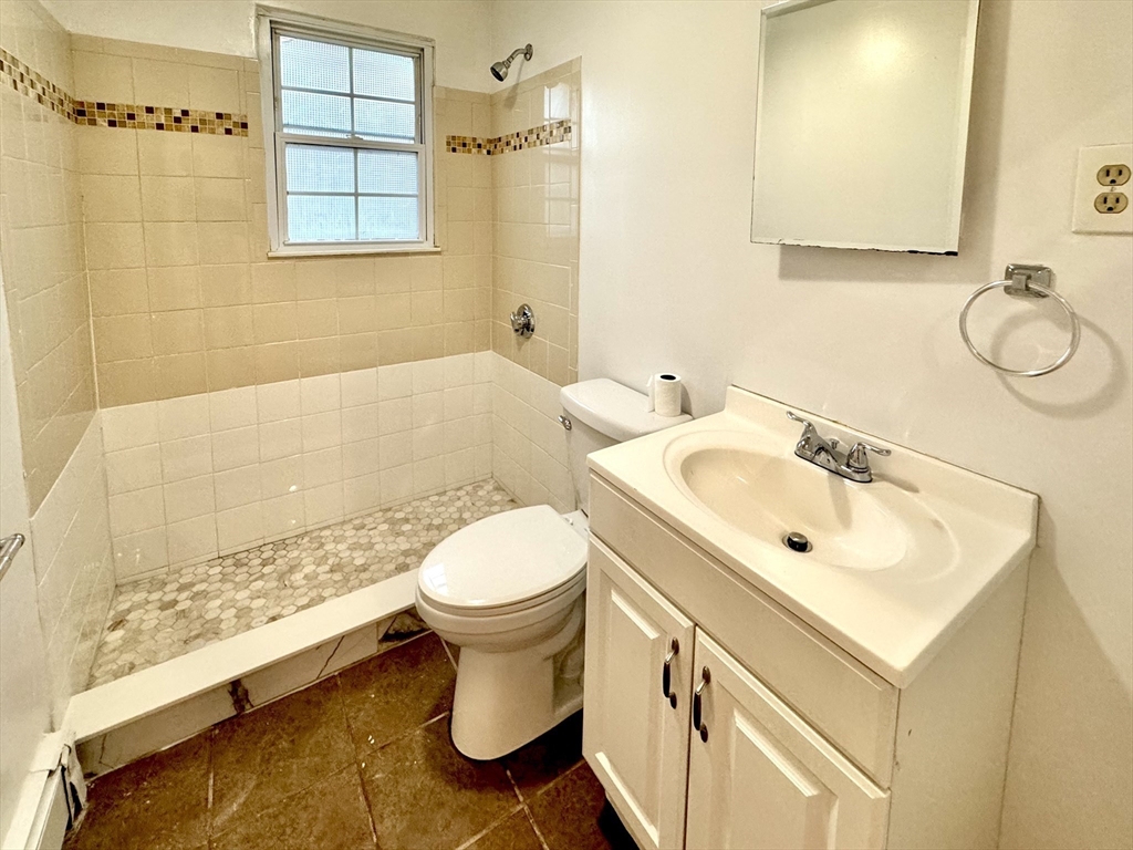 3 bed, 1 bath apartment for rent at 64 Ridgemont St Unit 2, Brighton — photo 4 of 41