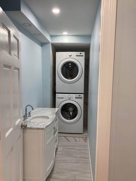 4 bed, 1 bath apartment for rent at 64 Samoset Ave Unit 1, Hull — photo 5 of 13