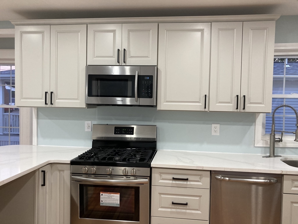 4 bed, 1 bath apartment for rent at 64 Samoset Ave Unit 1, Hull — photo 3 of 13