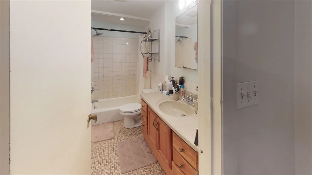 1 bed, 1 bath apartment for rent at 64 West Cedar St Unit 2, Beacon Hill — photo 5 of 6