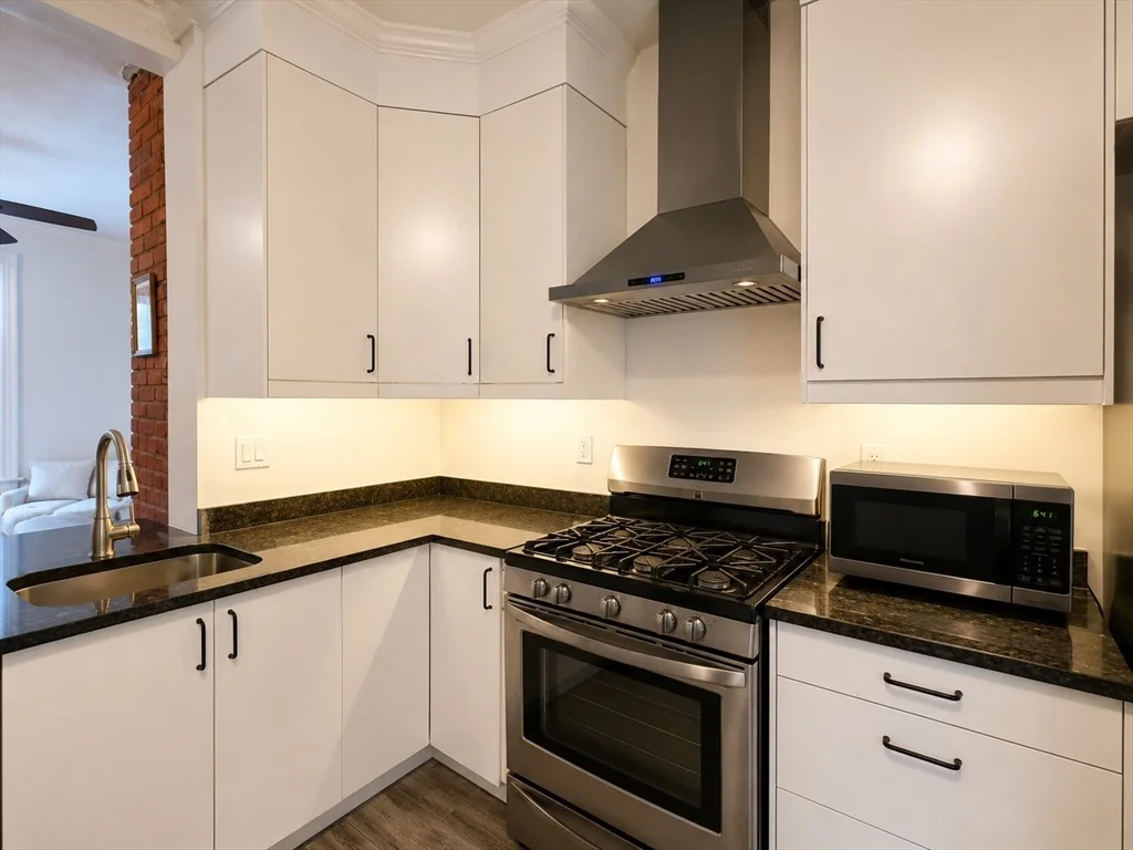 2 bed, 1 bath apartment for rent at 64 White Pl Unit 1, Coolidge Corner — photo 2 of 11