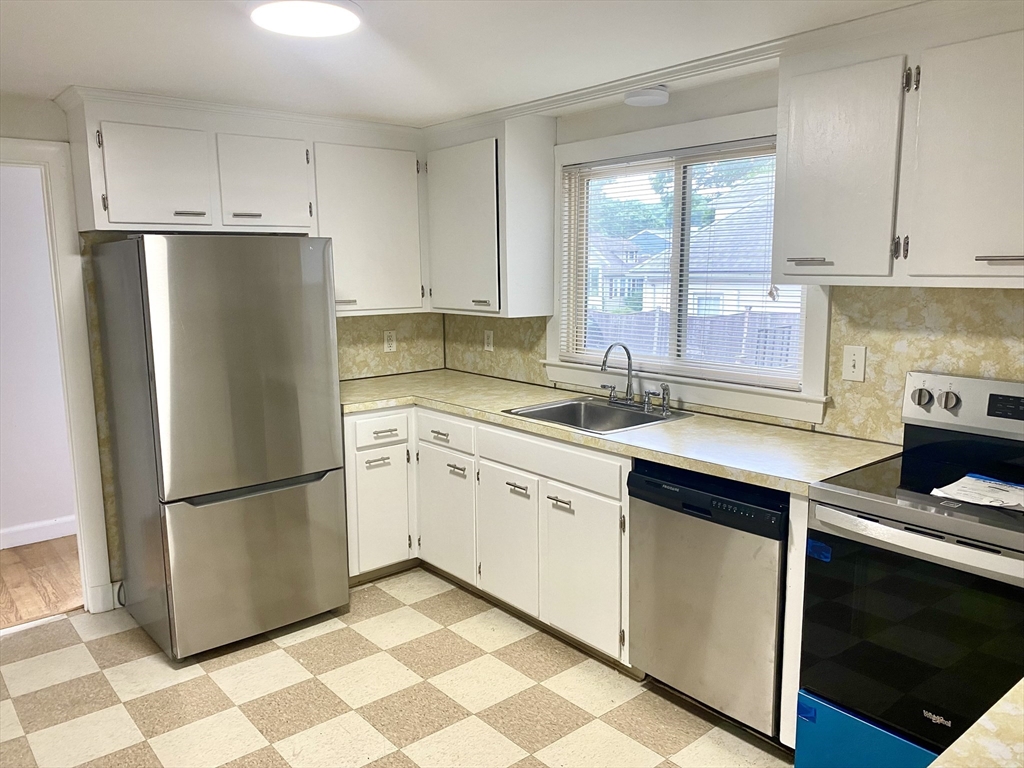 3 bed, 1 bath apartment for rent at 640 Lagrange Unit 1, West Roxbury — photo 2 of 12