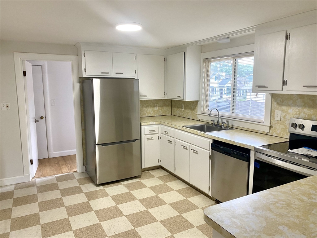 3 bed, 1 bath apartment for rent at 640 Lagrange Unit 1, West Roxbury — photo 3 of 12