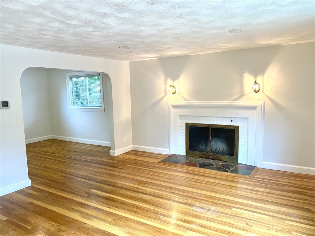 3 bed, 1 bath apartment for rent at 640 Lagrange Unit 1, West Roxbury — photo 5 of 12