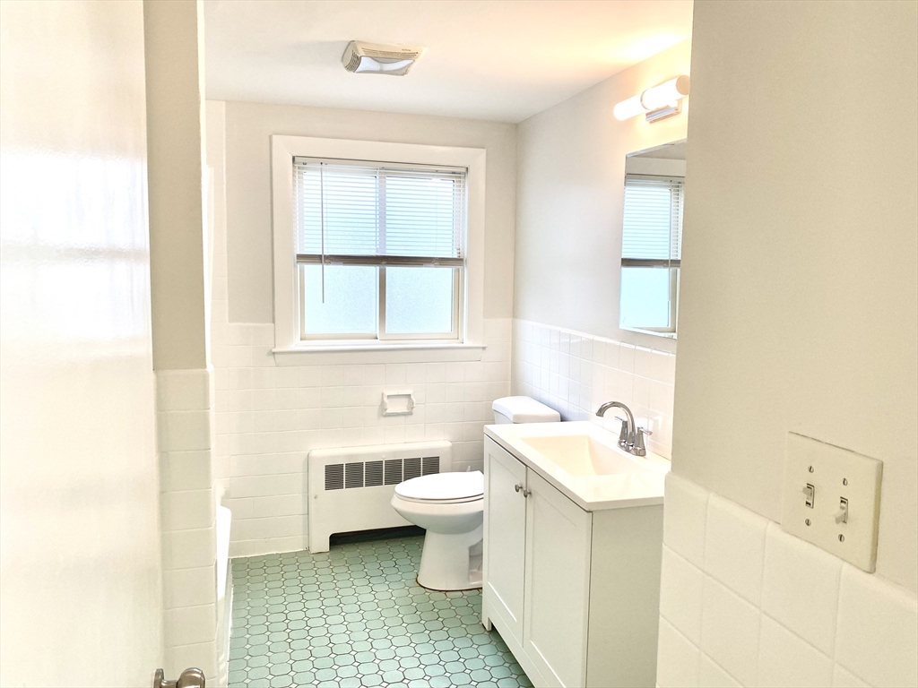 3 bed, 1 bath apartment for rent at 640 Lagrange Unit 1, West Roxbury — photo 7 of 12