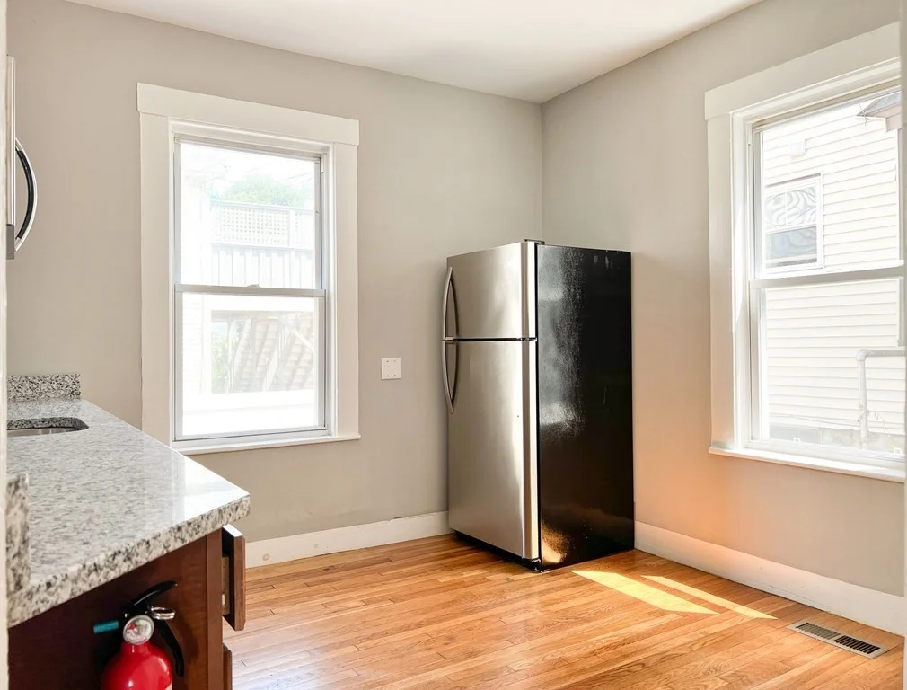 2 bed, 1 bath apartment for rent at 642 Moody St Unit 1, Waltham — photo 4 of 8