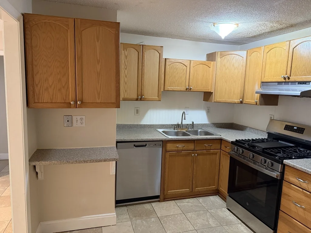 2 bed, 1 bath apartment for rent at 645 West Lowell Ave Unit 2, Zip 01832 — photo 5 of 11