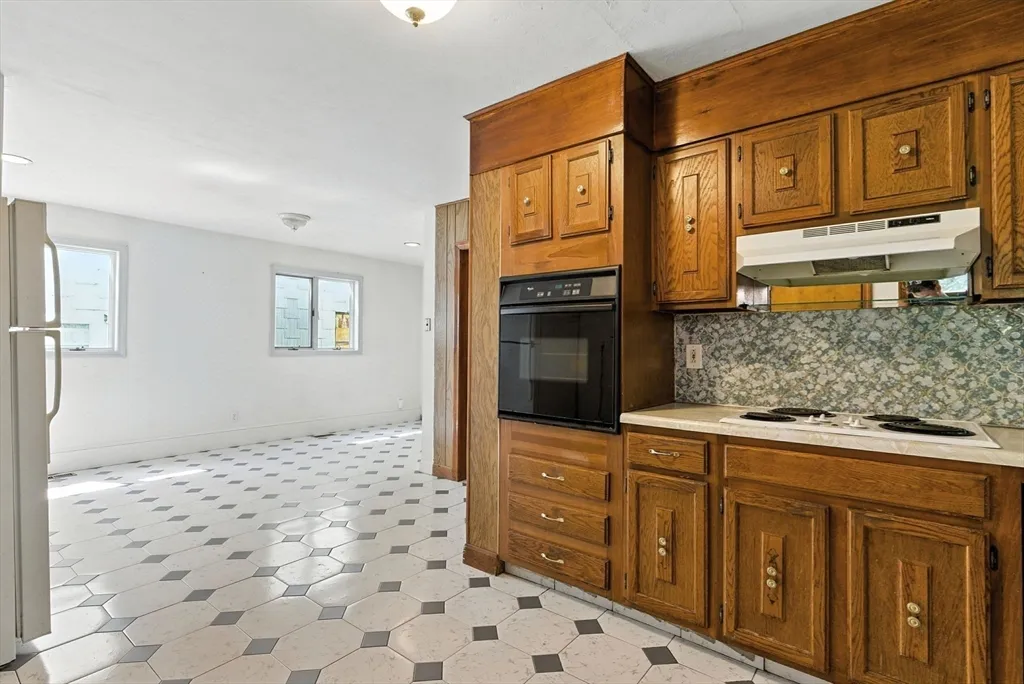 3 bed, 1 bath apartment for rent at 647 East 3rd St Unit 1, South Boston — photo 2 of 14
