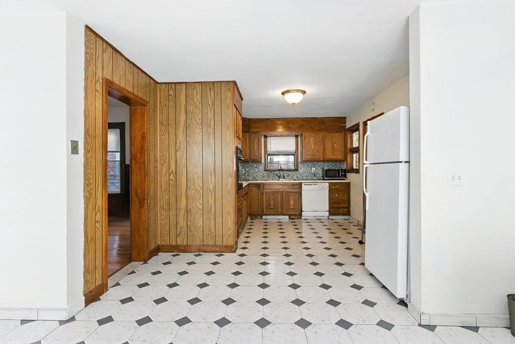 3 bed, 1 bath apartment for rent at 647 East 3rd St Unit 1, South Boston — photo 3 of 14