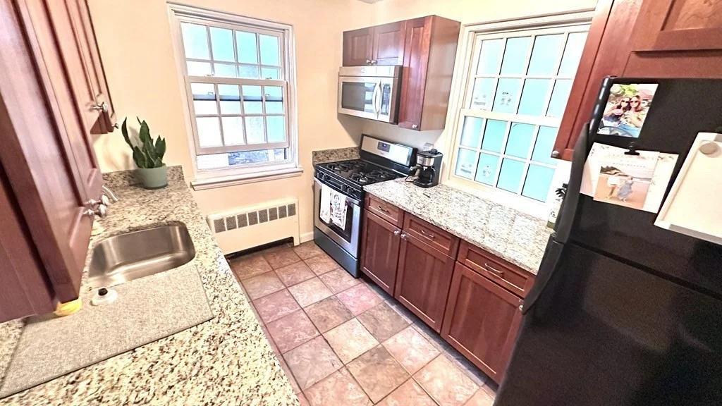 3 bed, 1 bath apartment for rent at 648 Washington St Unit 6, Coolidge Corner