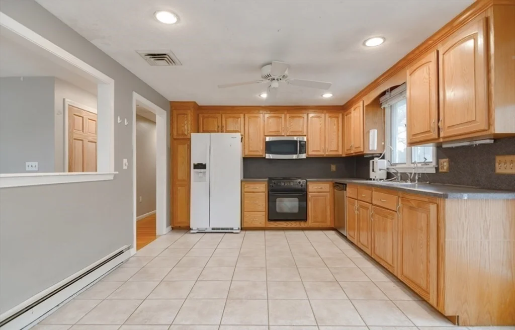 3 bed, 1 bath apartment for rent at 65-67 Goldcliff Rd Unit 1, Malden — photo 7 of 12