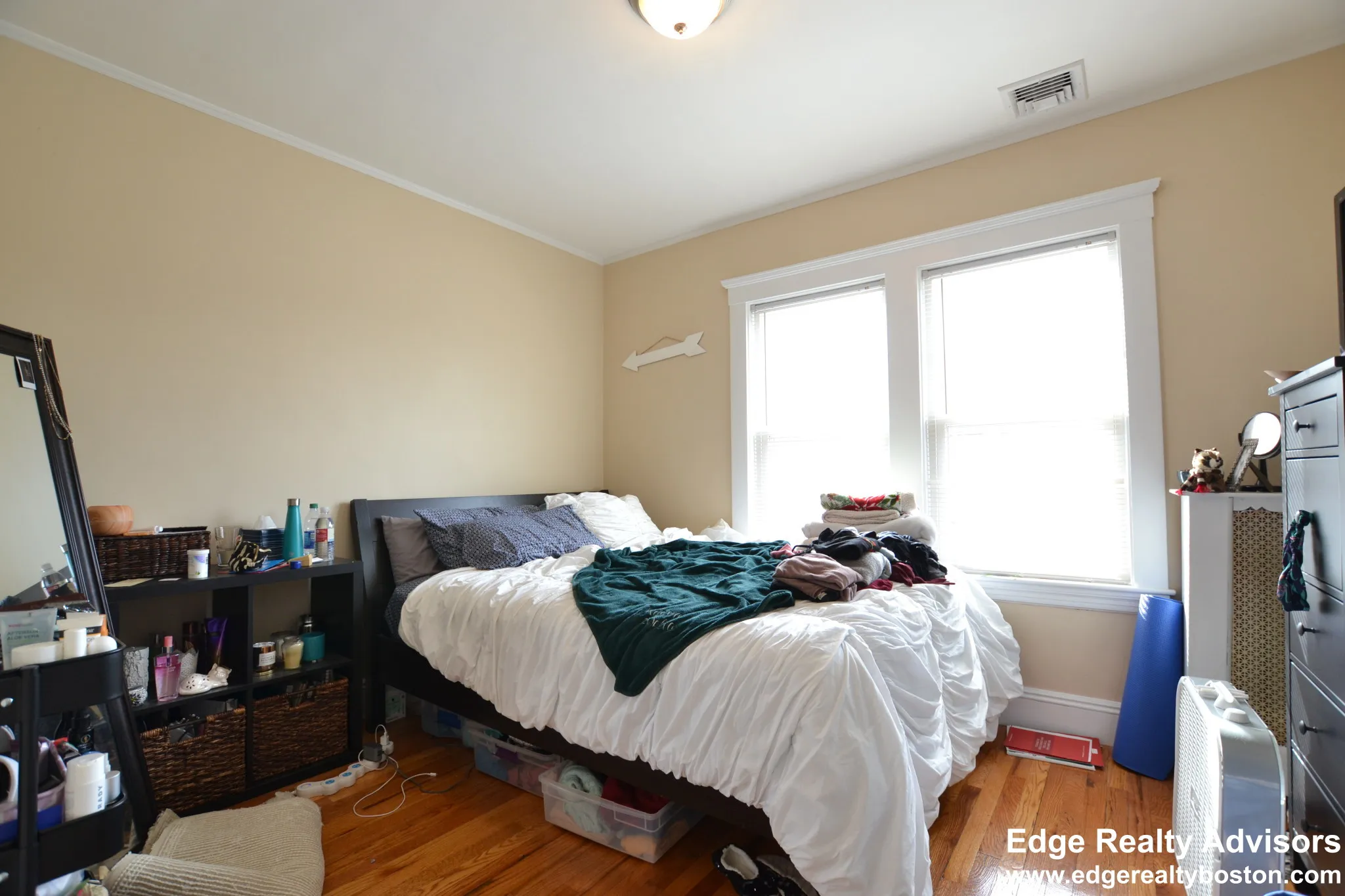 3 bed, 1 bath apartment for rent at 65 Bennett St Unit 1, Oak Square — photo 5 of 13