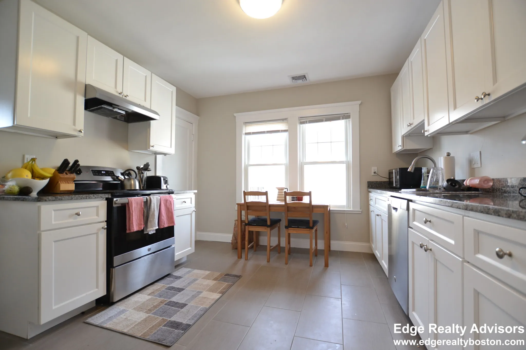 3 bed, 1 bath apartment for rent at 65 Bennett St Unit 1, Oak Square