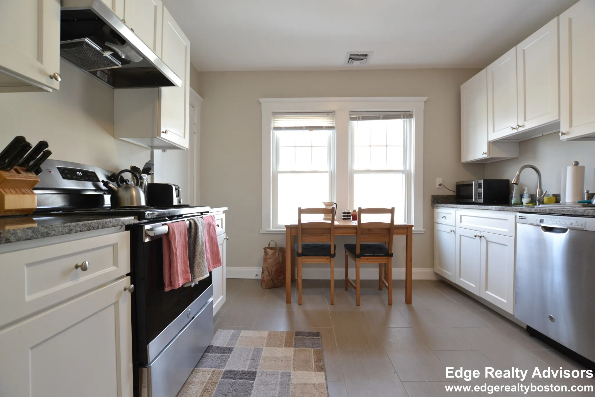 3 bed, 1 bath apartment for rent at 65 Bennett St Unit 1, Oak Square — photo 2 of 13