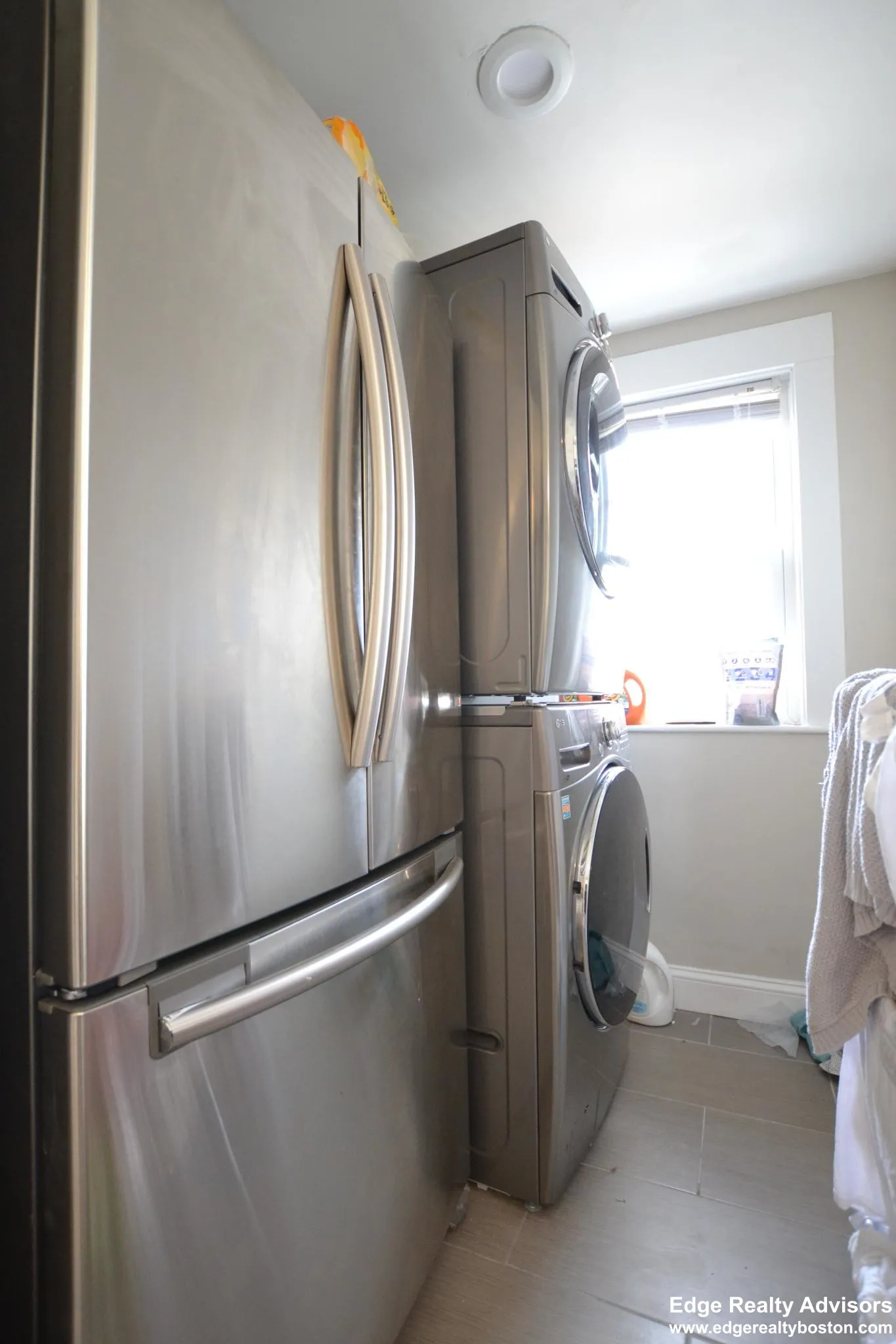 3 bed, 1 bath apartment for rent at 65 Bennett St Unit 1, Oak Square — photo 3 of 13